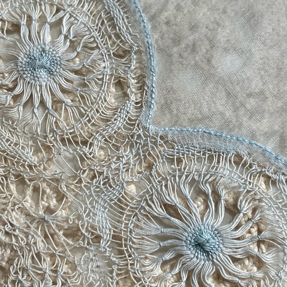 Vintage Set of 3 Piece Set of The Prettiest Doily & 2 Battenburg Runners - Picture 12 of 16